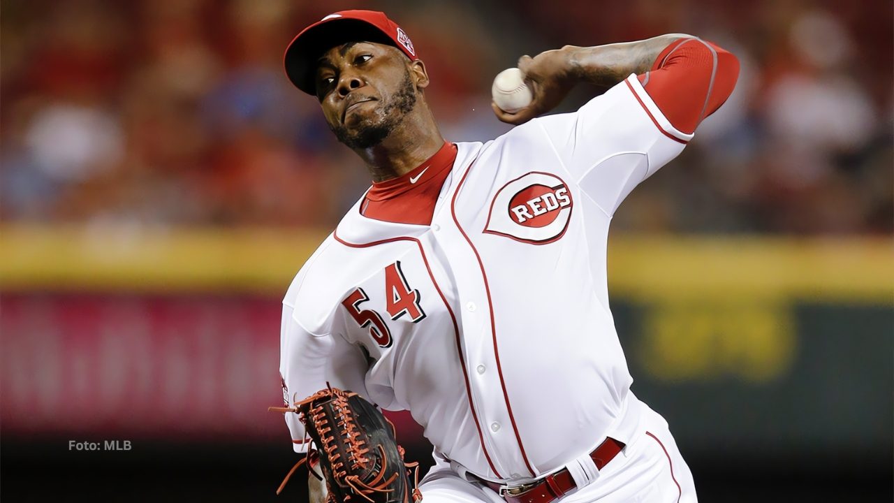 Aroldis Chapman lanzando con Cincinnati Reds