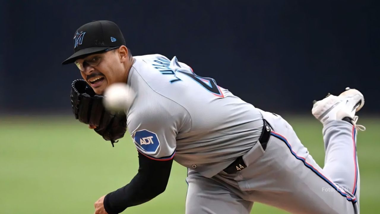 Jesús Lazardo realizando un pitcheo con Miami Marlins. Philadelphia Phillies.