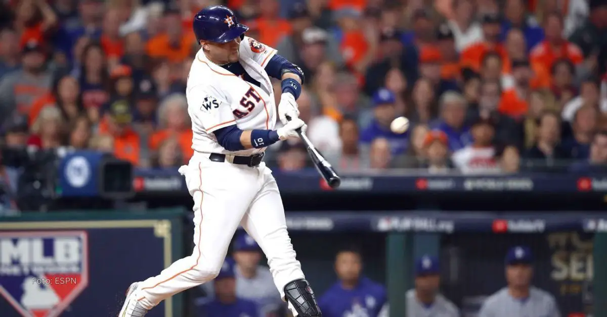 Yuli Gurriel conectando batazo con Houston Astros