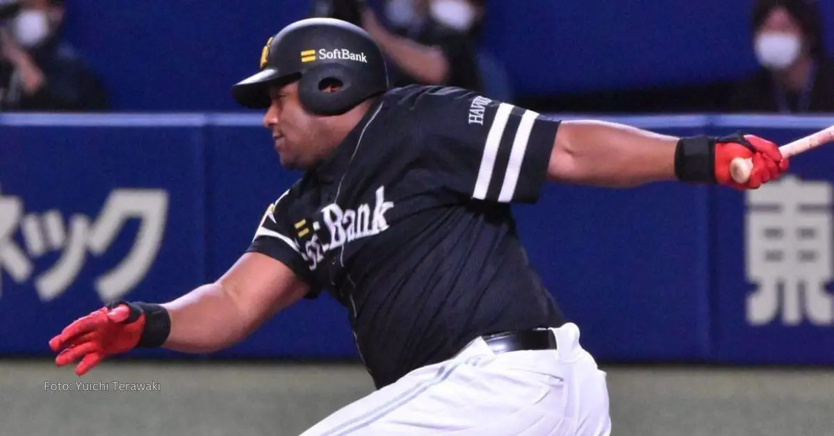 Alfredo Despaigne con el uniforme de Halcones de Softbank