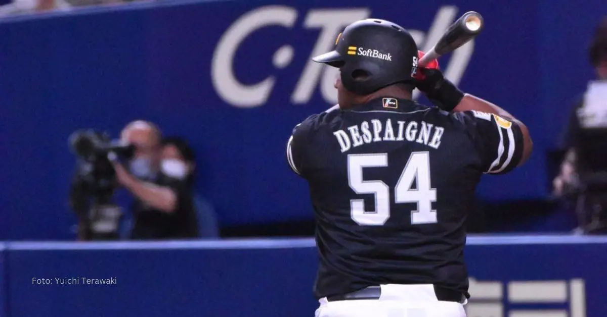 Alfredo Despaigne con el uniforme de Halcones de Softbank