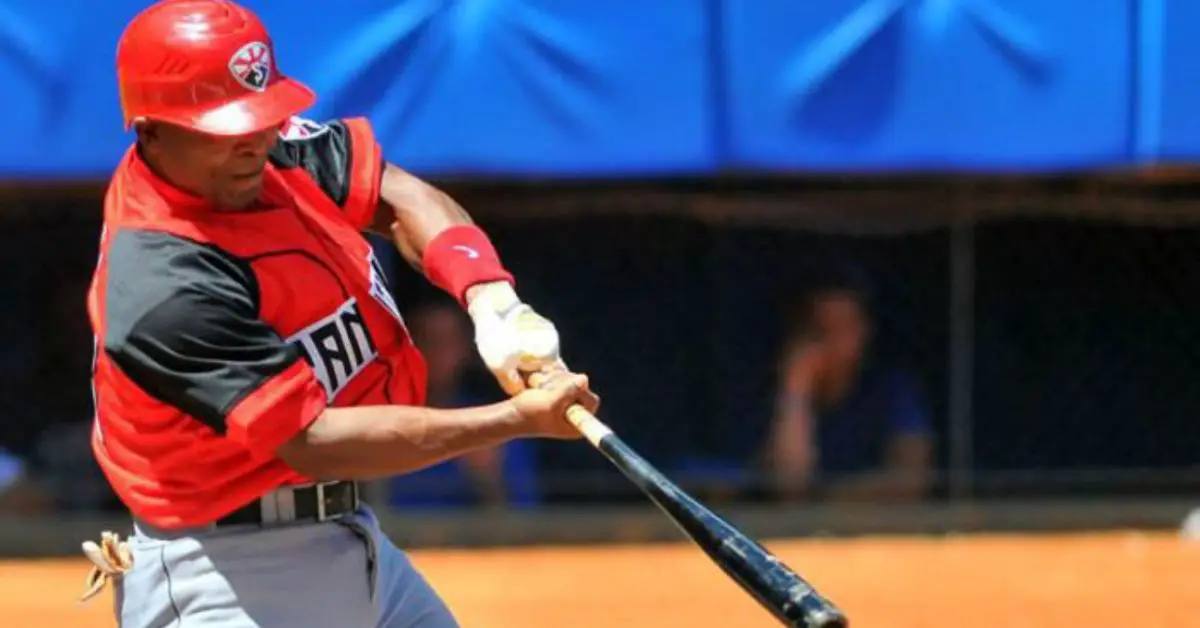 Pelotero cubano Alexei bell con uniforme de Santiago de Cuba bateando en Serie NAcional