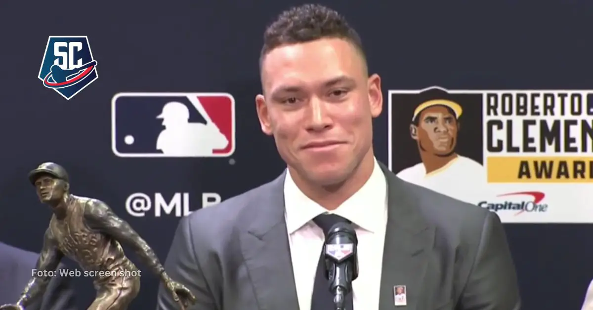 Aaron Judge fue galardonado este lunes con el premio Roberto Clemente por sus labores benéficas