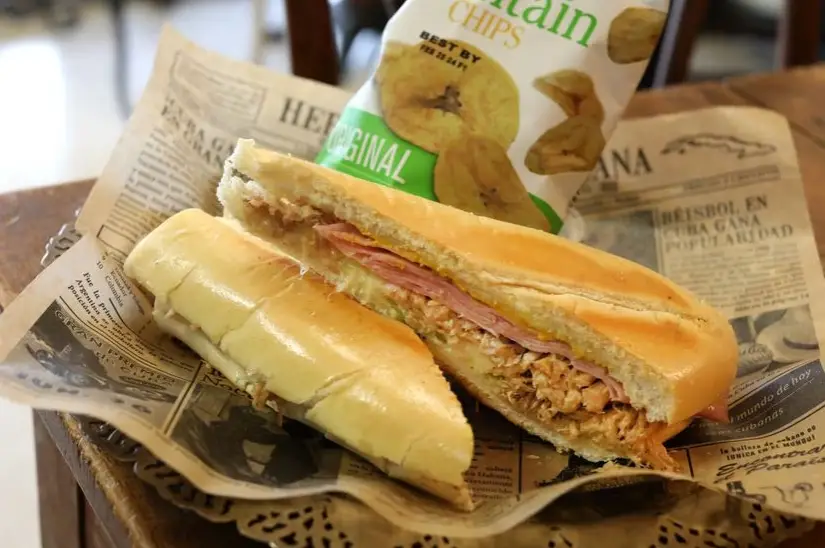 SÁNDWICH en su honor: Adolis García RECIBIÓ HOMENAJE de un restaurant