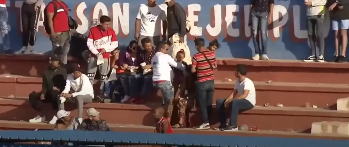 LO OBLIGÓ a devolver pelota: Policía en Cuba MANDA en los estadios (+FOTOS)