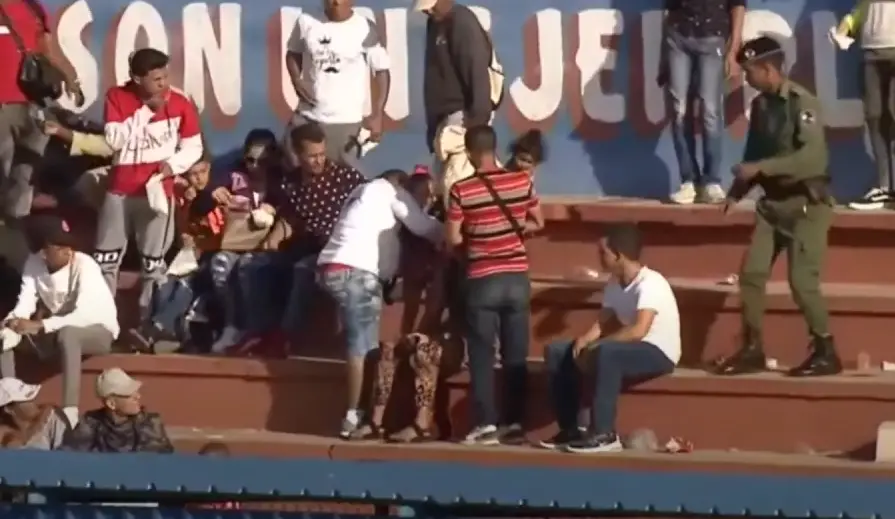 LO OBLIGÓ a devolver pelota: Policía en Cuba MANDA en los estadios (+FOTOS)