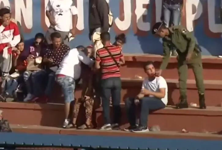 LO OBLIGÓ a devolver pelota: Policía en Cuba MANDA en los estadios (+FOTOS)