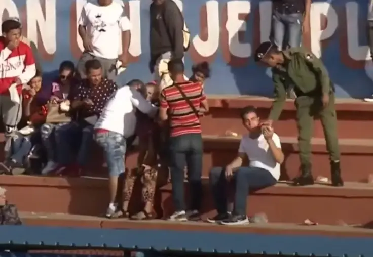 LO OBLIGÓ a devolver pelota: Policía en Cuba MANDA en los estadios (+FOTOS)