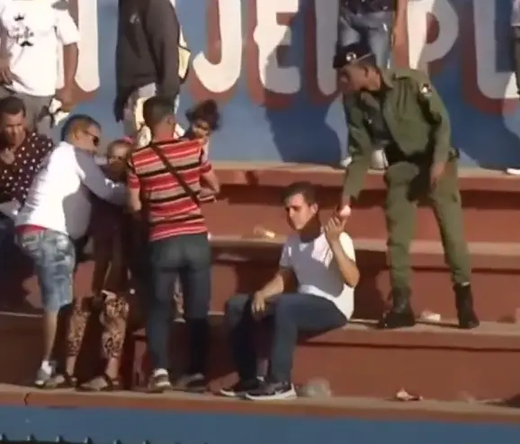 LO OBLIGÓ a devolver pelota: Policía en Cuba MANDA en los estadios (+FOTOS)