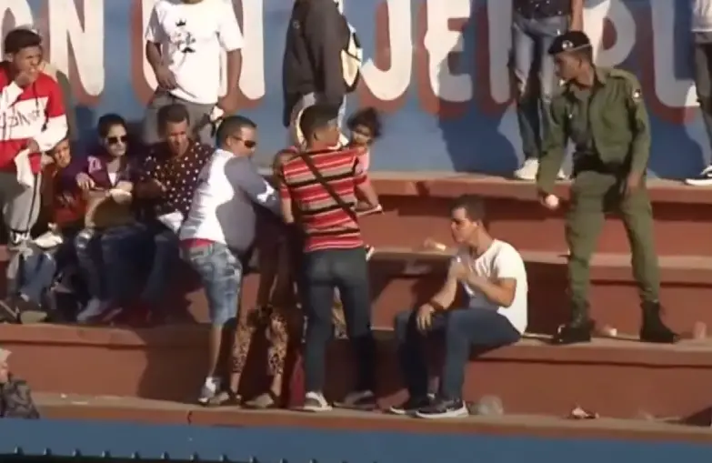 LO OBLIGÓ a devolver pelota: Policía en Cuba MANDA en los estadios (+FOTOS)