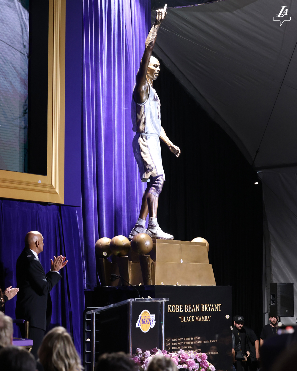EMOTIVO: Los Angeles Lakers REVELARON estatua de Kobe Bryant