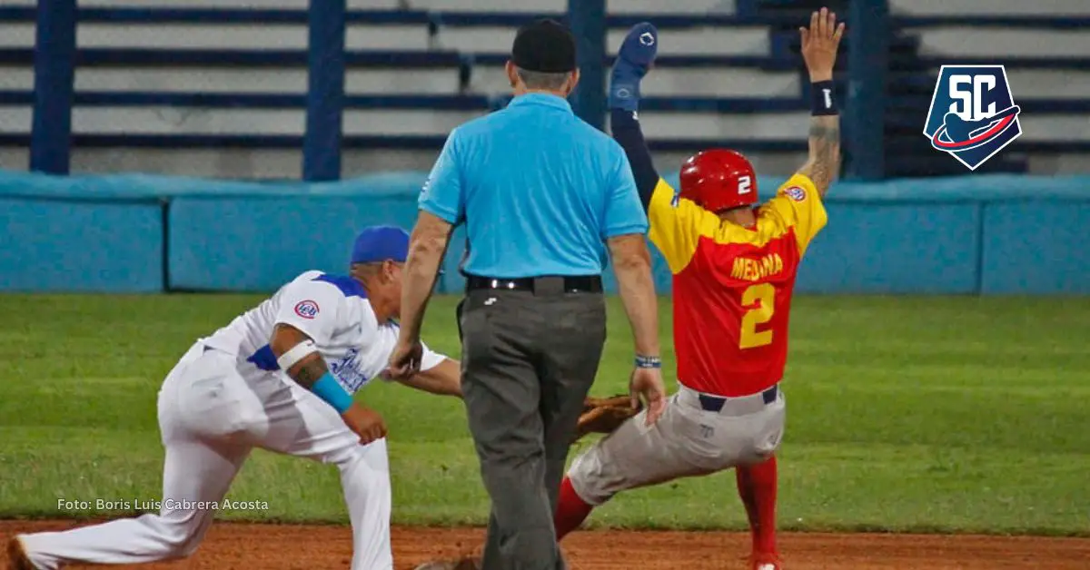 El beisbol cubano vive otro escándalo de gigantes proporciones: un árbitro con amplia experiencia fue tildado de contrarrevolucionario.