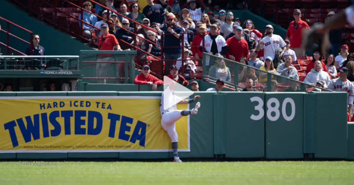 Cuando parecía que José Ramírez sumaba su cuarto jonrón de la zafra, apareció el guante del jardinero derecho de Boston Red Sox.
