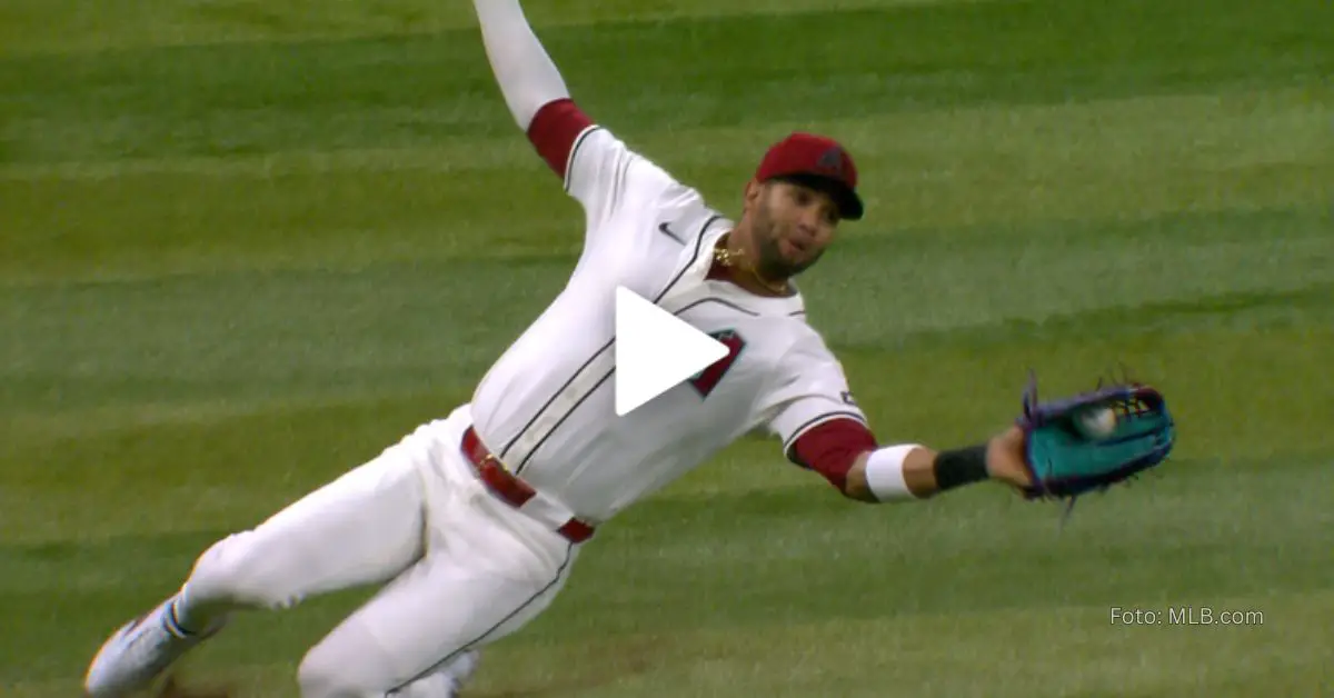 El jardinero cubano Lourdes Gurriel Jr. realizó una magistral atrapada que enloqueció al público de Arizona.