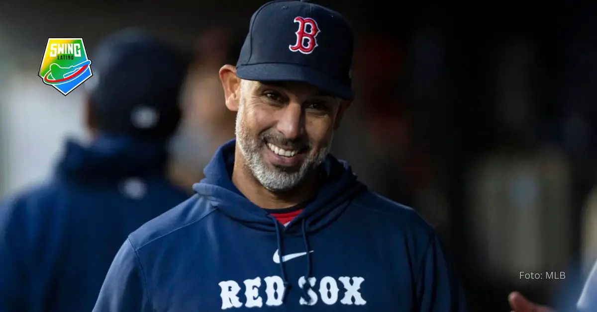 Alex Cora posee récord de 494-416 tras 910 juegos en su carrera al frente de Boston Red Sox.