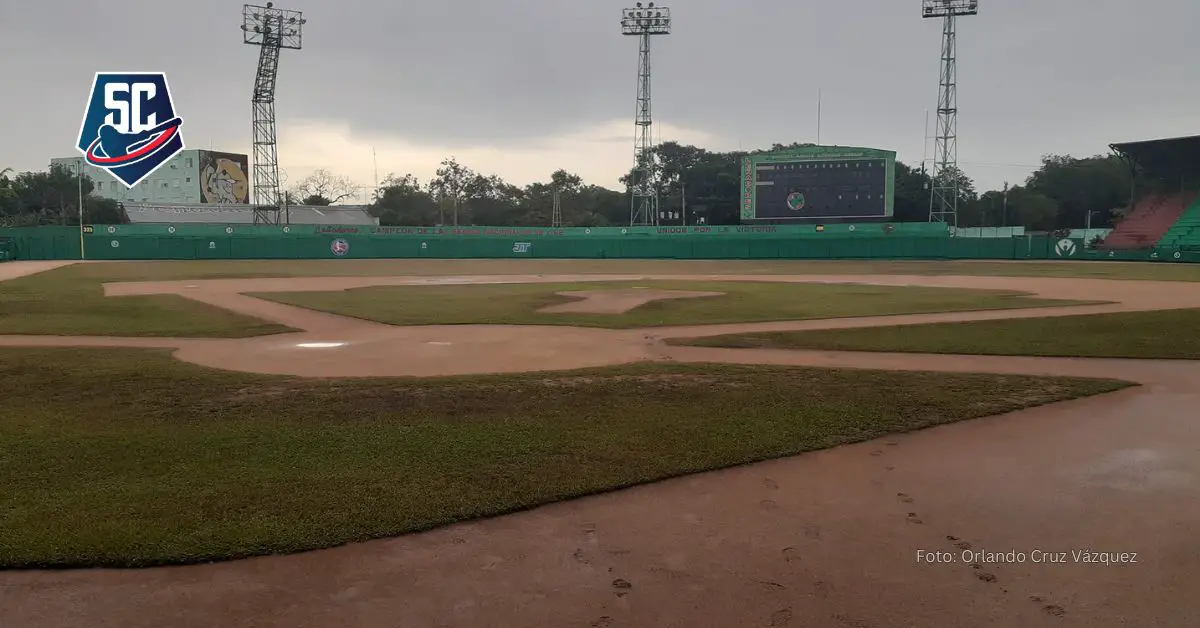 Los trabajadores del estadio hicieron un gran trabajo de recuperación, pero la lluvia impidió la celebración del duelo entre Las Tunas y Granma