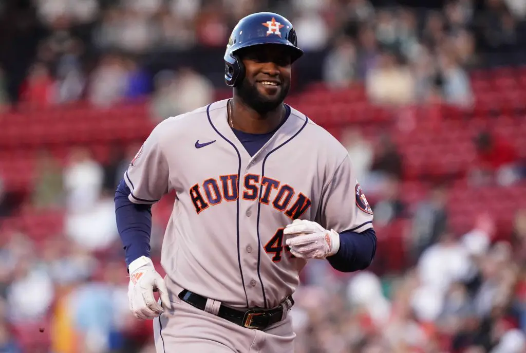 Yordan Alvarez se acercó a Yasiel Puig en otro listado de Grandes Ligas