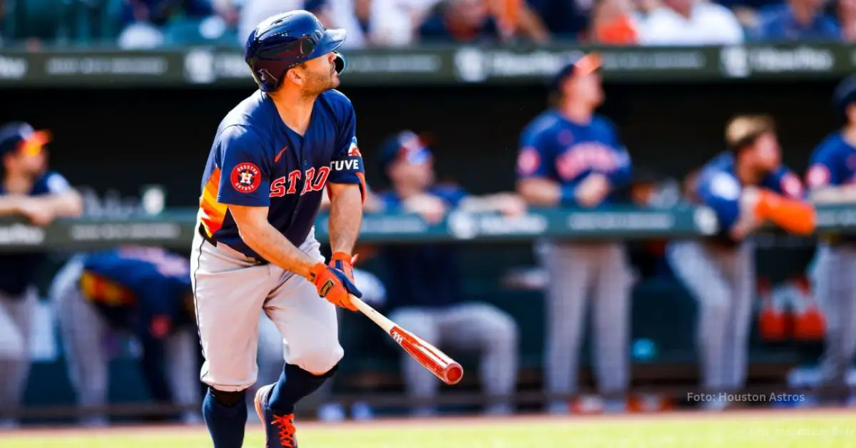 Jose Altuve viendo el jonrón ante Baltimore Orioles