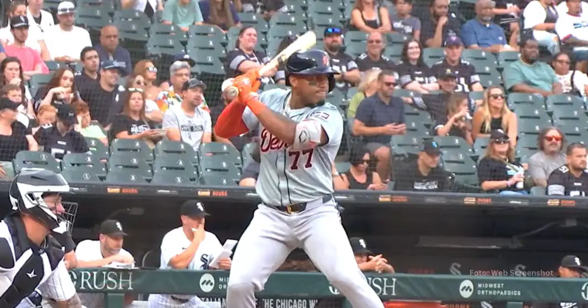 Andy Ibáñez preparado para batear con Detroit Tigers