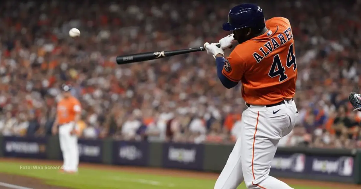 Yordan Álvarez haciendo swing en el Minute Maid Park de Houston