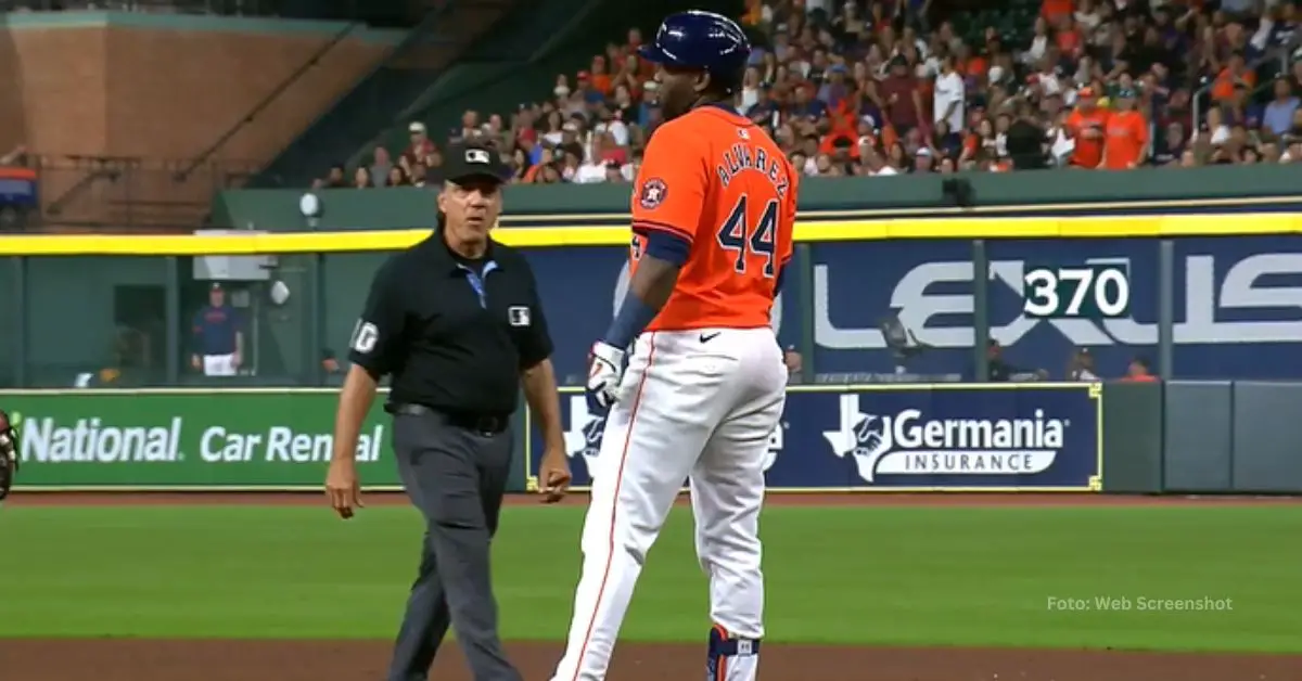 Yordan Alvarez en la inicial por Houston Astros