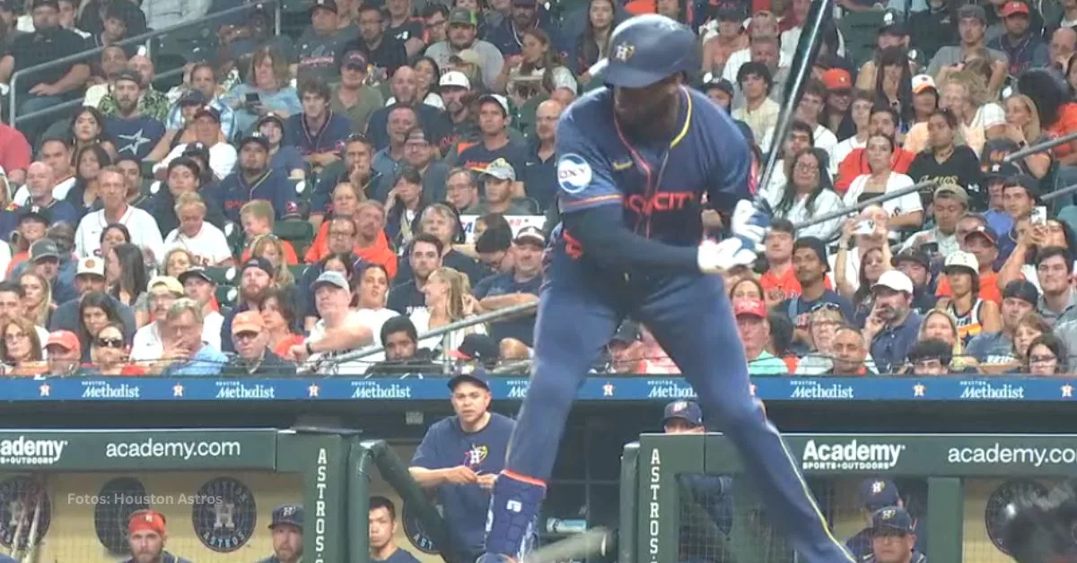 Momento del pelotazo a Yordan Alvarez en el juego de Houston Astros