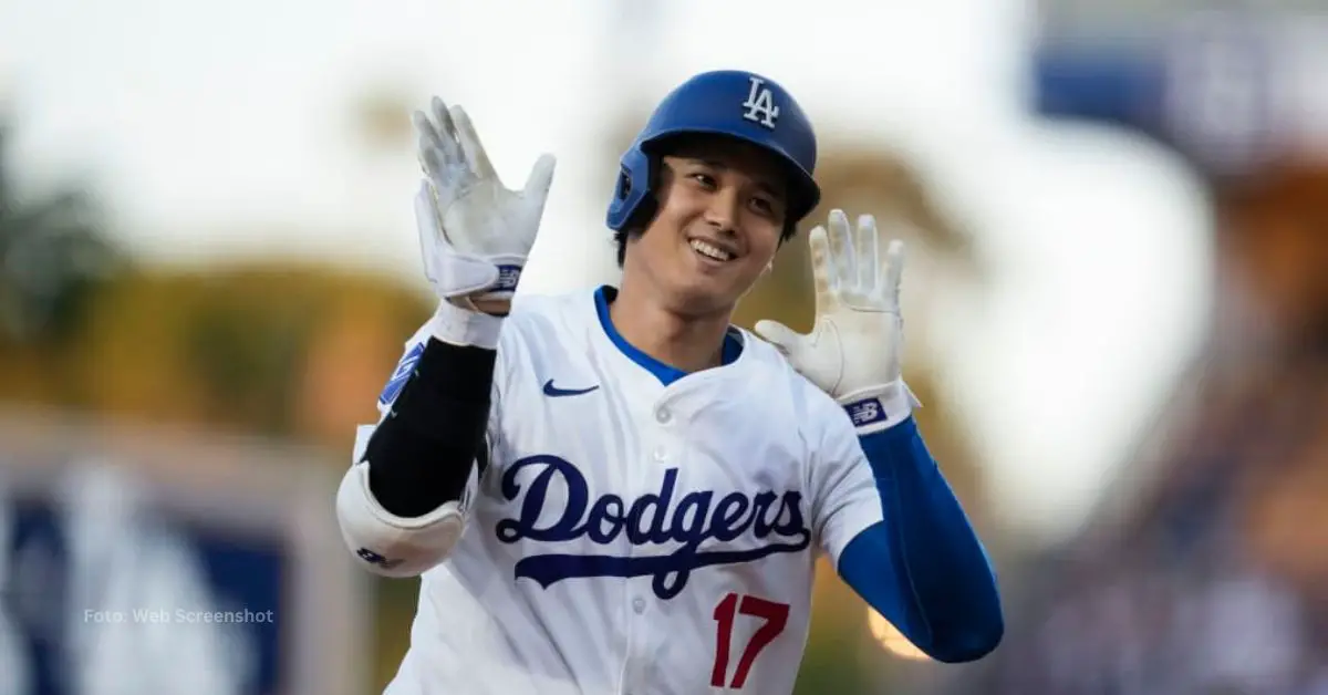 Shohei Ohtani celebra un batazo con Los Angeles Dodgers