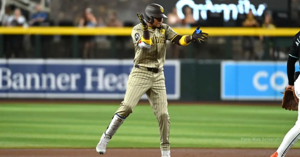 Luis Arráez celebrando su batazo con San Diego Padres