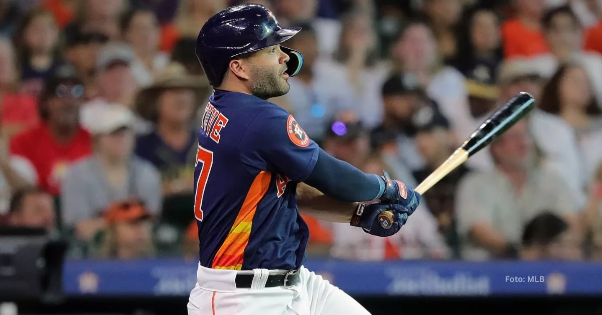 Jose Altuve tras culminar su swing observando el destino de la pelota