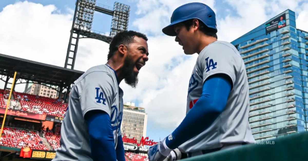 Shohei Ohtani celebrando su jonrón junto a Teoscar Hernández