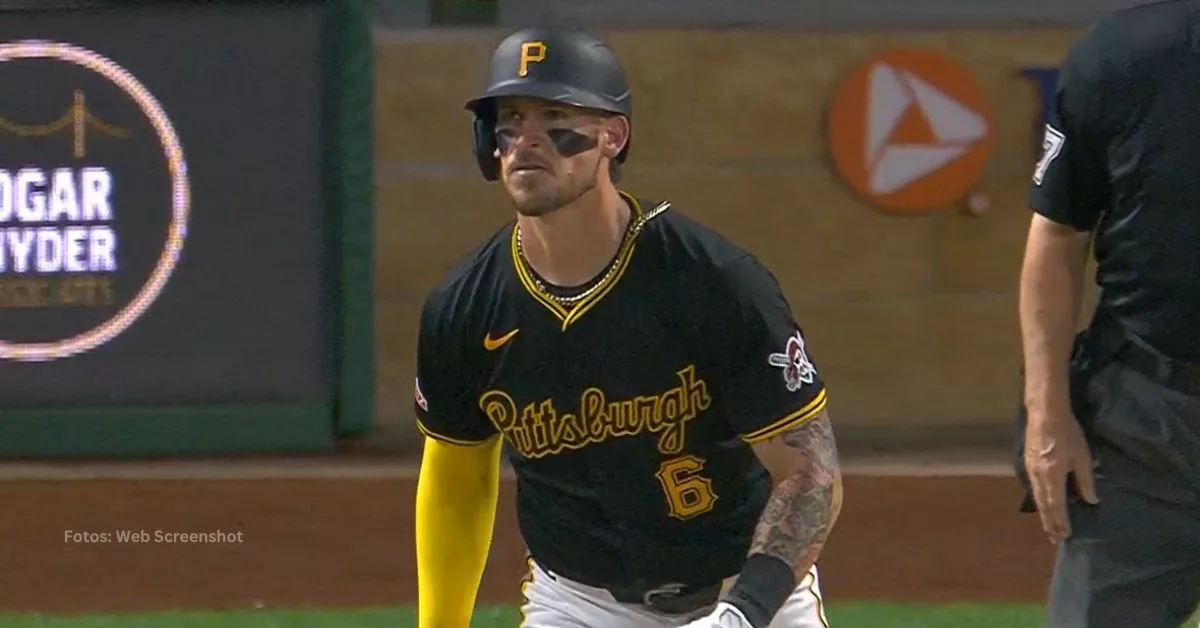 Yasmani Grandal con el uniforme negro de Pittsburgh Pirates