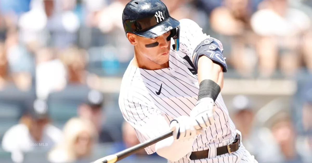 Aaron Judge haciendo swing con el uniforme blanco de New York Yankees