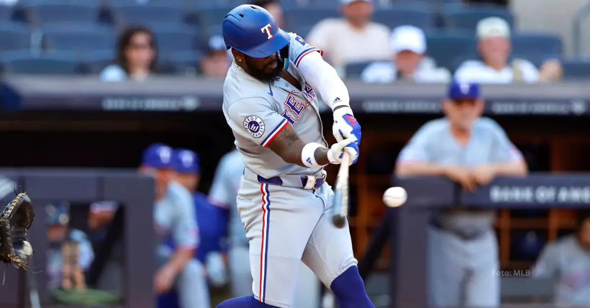 Adolis García dándole a la pelota en un juego de Texas Rangers