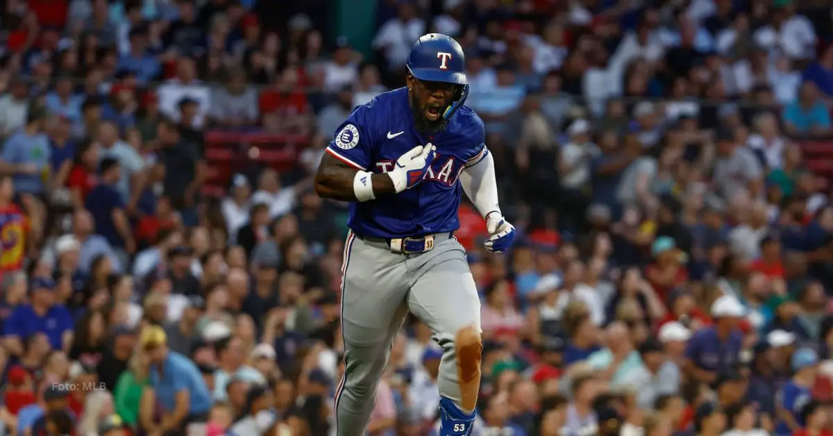 Adolis García corriendo tras un batazo con Texas Rangers