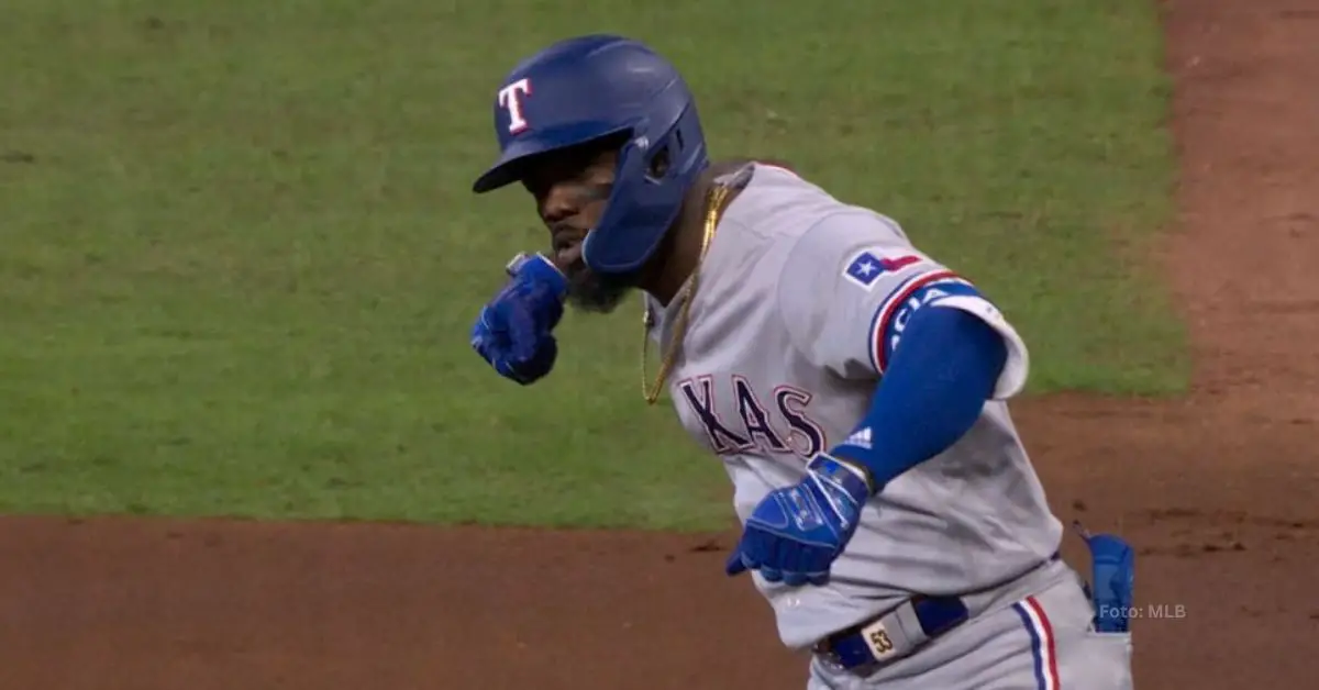 Adolis García celebrando un batazo con Texas Rangers