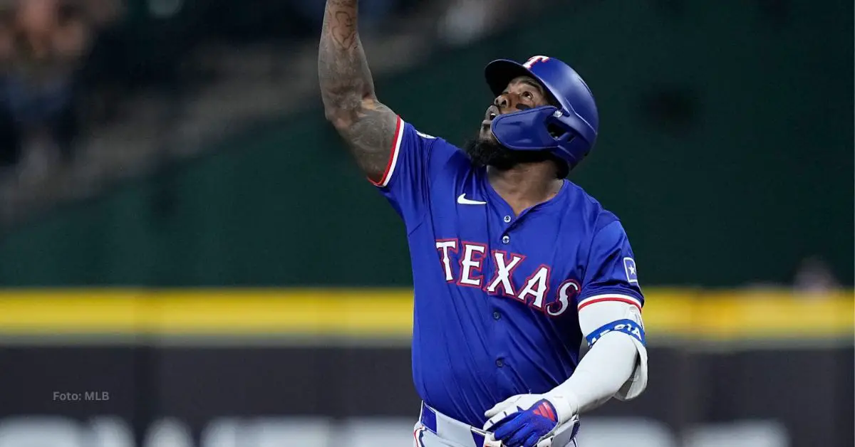 Adolis García señalando el cielo tras conectar doble con Texas Rangers