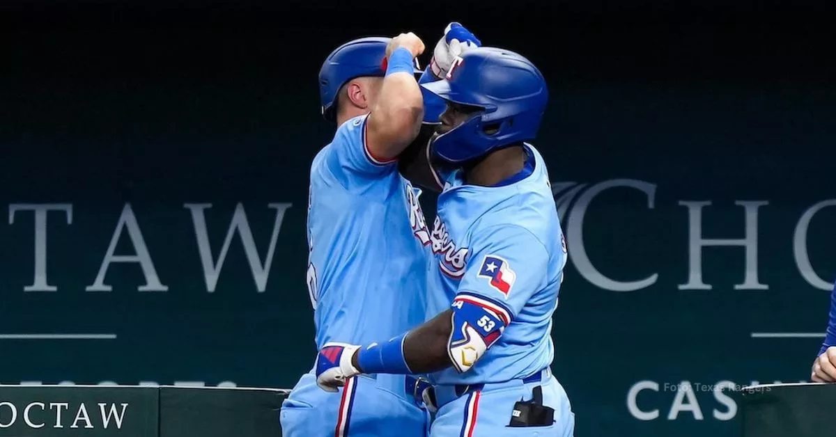 Adolis García celebrando con Corey Seager luego de conectar un cuadrangular