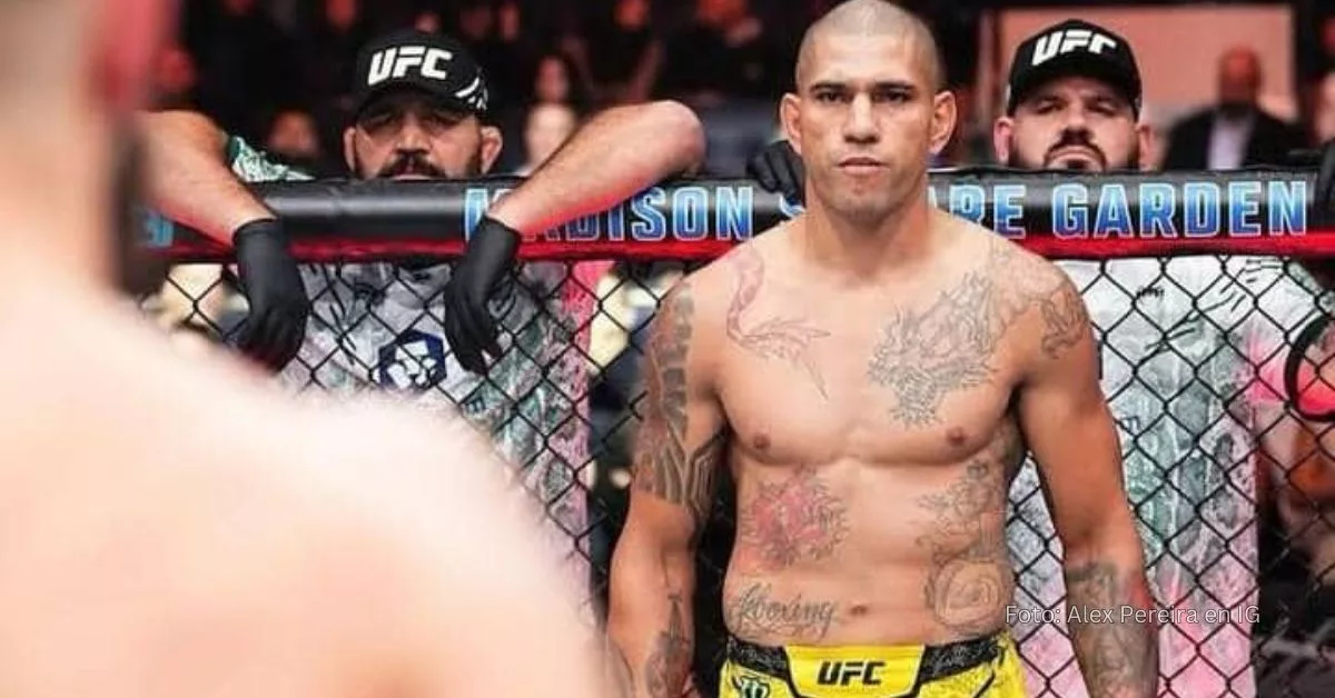 Alex Pereira junto a su equipo de trabajo sobre el octágono de competencias de UFC