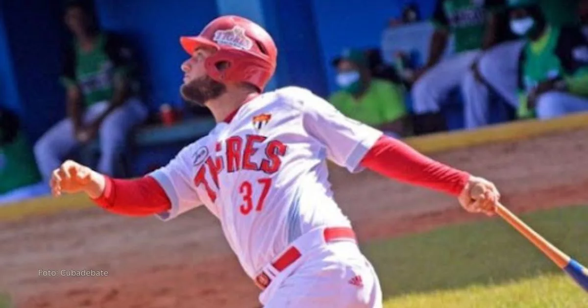 Alfredo Fadraga completando un swing y observando la bola en su paso por Ciego de Ávila en el beisbol cubano