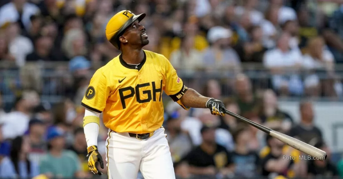 Andrew McCutchen visualizando un jonrón con Pittsburgh Pirates