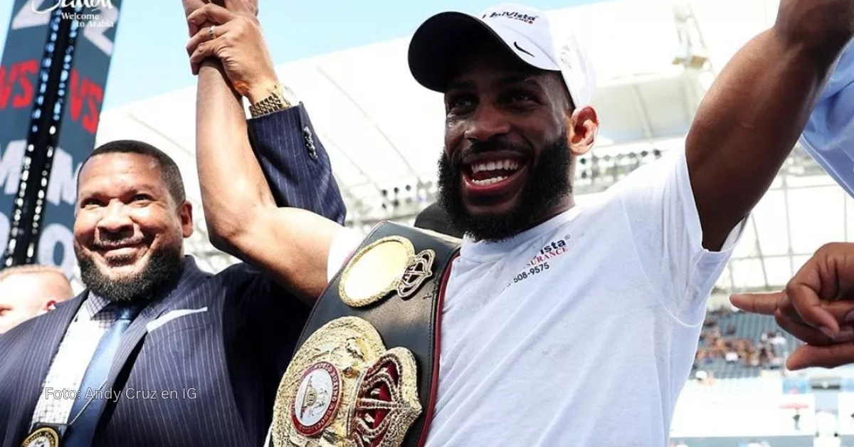 Andry Cruz con los brazos arriba, celebrando tras ganar una pelea en boxeo profesional