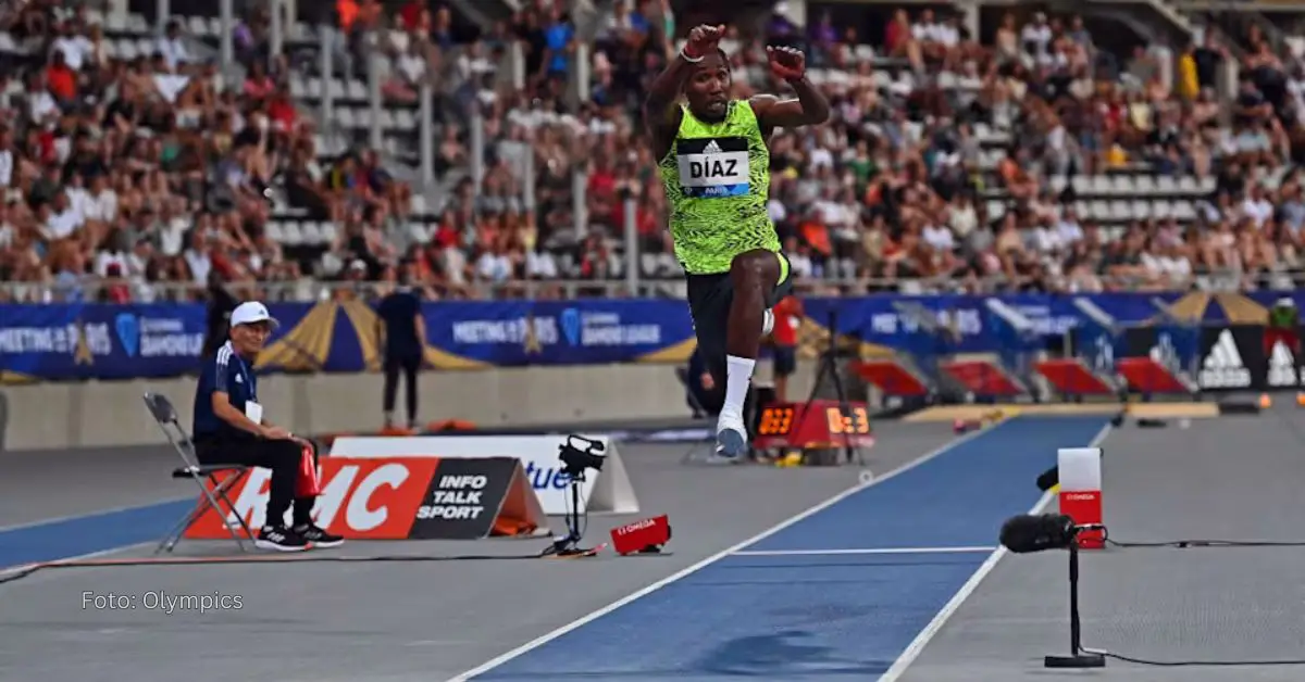 Andy Díaz durante la carrera del impulso para completar el salto