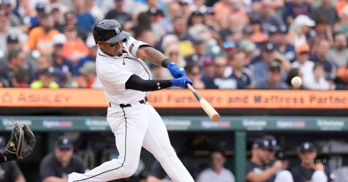 Andy Ibáñez haciendo contacto con la bola en un juego de Detroit Tigers y New York Yankees