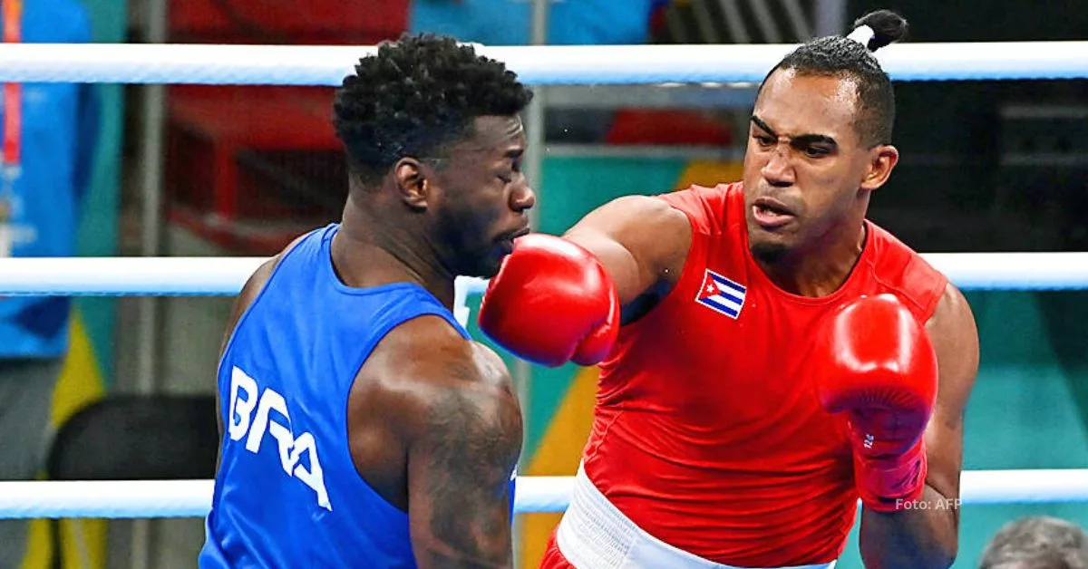 El boxeador cubano, Arlen Lopez en una pelea con un boxeador brasileño