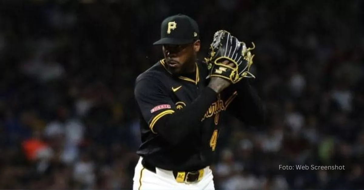 El cubano Aroldis Chapman con el uniforme negro de Pittsburgh Pirates obversando las señas de su receptor