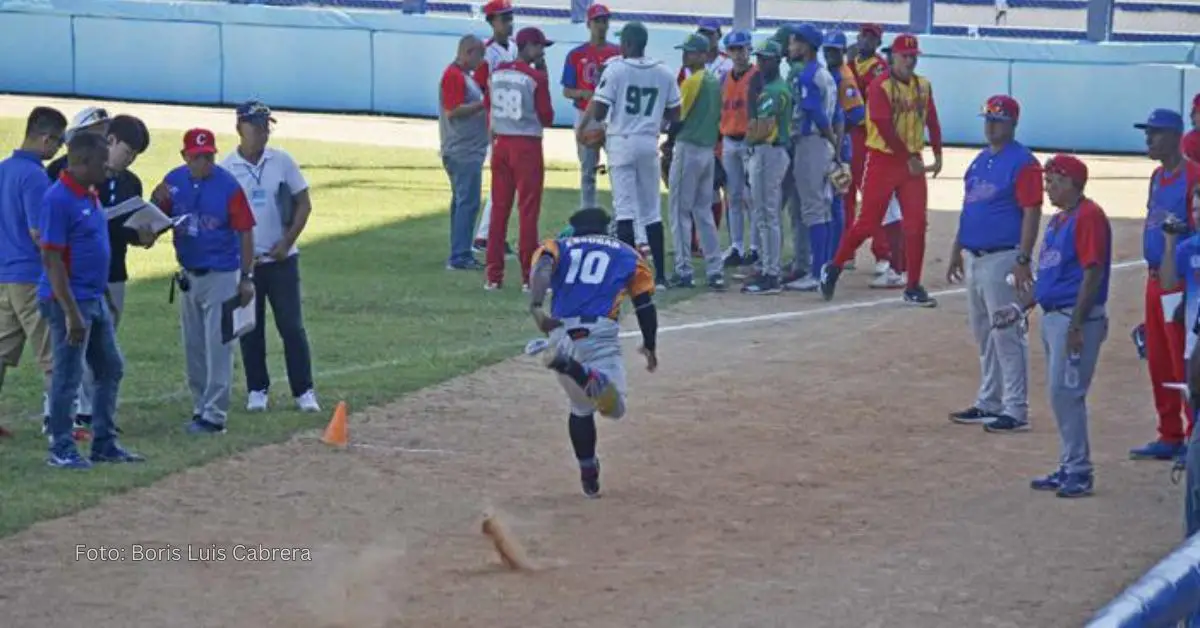 Prospectos del beisbol cubano realizando pruebas de habilidades durante un tryout en el latinoamericano