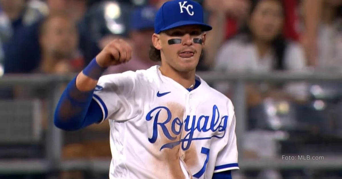 Bobby Witt Jr celebrando acción con el puño en alto y el uniforme blanco de Kansas City Royals