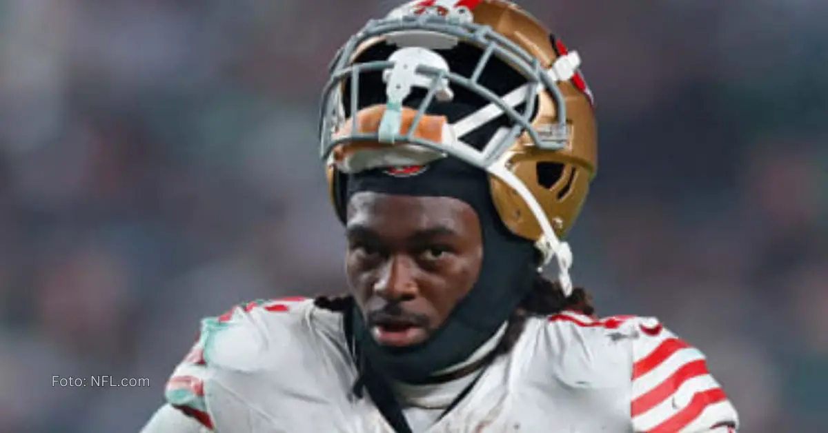 Brandon Aiyuk durante un juego de NFL con el uniforme de San Francisco 49ers