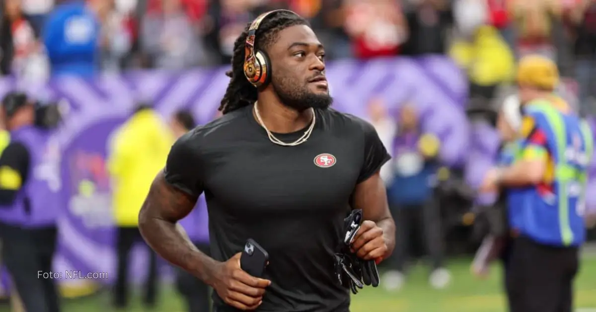 Brandon Aiyuk escuando música mientras entrena con San Francisco 49ers en NFL