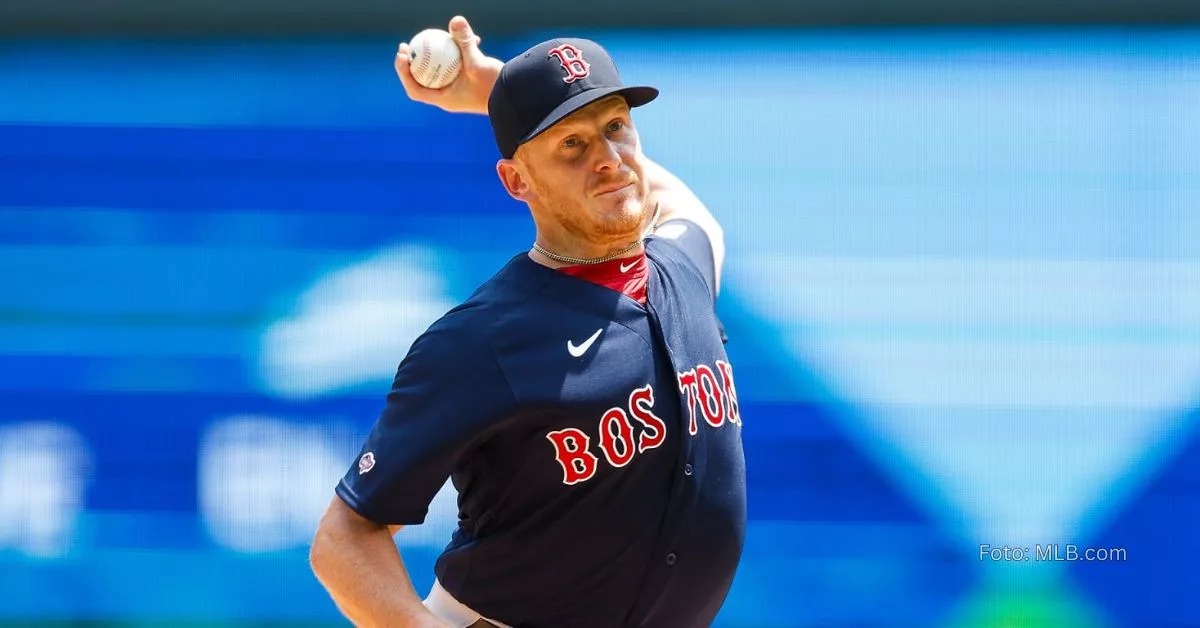 El lanzador zurdo Brandon Walter con el uniforme de Boston Red Sox lanzando en MLB